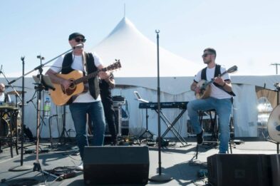Un stage de musique dehors avec musiciens