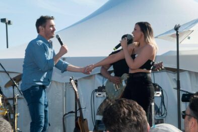 Deux chanteurs se serrant la main 