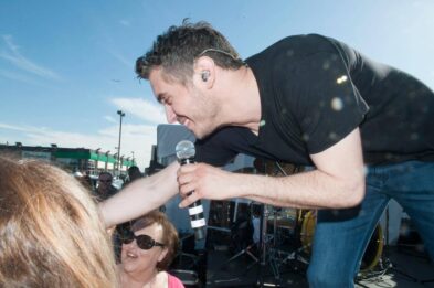 Un chanteur a une interaction avec un fan