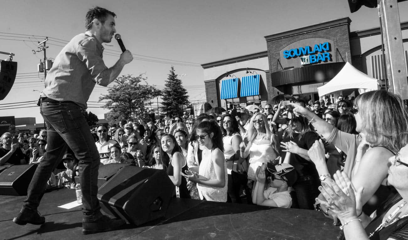Photo en noir et blanc d'un concert donné devant le Souvlaki Bar